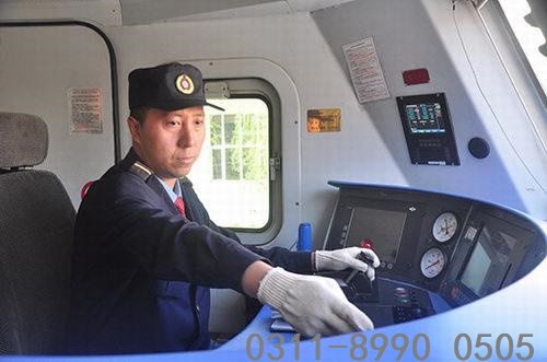 鐵路學(xué)校火車司機(jī)專業(yè)學(xué)生怎么考司機(jī)證？