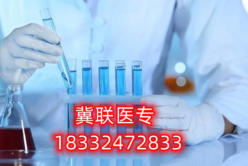 對于很多想要通過河北單招考試升學的家長和學生，往往感到為難的就是如何選擇大類方向。石家莊冀聯醫學中專學校單招升學熱門專業及院校推薦  石家莊冀聯醫學中專學校單招升學熱門專業及院校推薦  一方面是對大類招生政策的不了解，另一方面是感覺孩子太小，還不定性，盲目選擇怕將來孩子后悔。    考試七類是家長們眼中的熱門大類，護理是人氣最高的專業，優秀院校：滄州醫學高等專科學校。下面于老師給大家介紹一下第七類醫藥衛生(臨床醫學類專業除外)等所涉及專業。    單招考試第七類醫學類考試第七類：    醫藥衛生(臨床醫學類專業除外)等所涉及專業    科目：語文150分+數學150分+化學100分+職業適應性測試350分（1、我國當前醫藥衛生行業的特點和發展方向、醫藥衛生行業的特點和工作內容常識;2、生活中常見的基本疾病預防知識和疫情防控知識;3、國際、全國疾病防控宣傳日相關知識;4、醫學專業相關的社會人文常識。）    牽頭院校：滄州醫學高等專科學校    推薦院校：河北化工醫藥職業技術學院、滄州醫學高等專科學校、邢臺健康醫學院、承德護理職業學院、廊坊衛生職業學院、唐山職業技術學院、河北女子職業技術學院    熱門專業：護理、醫學檢驗技術、醫學影像技術、助產、口腔醫學技術、心理咨詢、眼視光技術、藥學    2023年河北單招考試人數：約25300人    錄取率：58.47%    公辦錄取率：17.50%    大類解讀：熱門大類，男女生都可以報考，文理不限，專業技術性不強。      第七大類職業適應性測試具體考試內容：    1、我國當前醫藥衛生行業的特點和發展方向、醫藥衛生行業的特點和工作內容常識；    2、生物醫學基礎知識；    3、生活中常見的基本疾病預防知識和疫情防控知識；    4、國際、全國疾病防控宣傳日相關知識；    5、醫學專業相關的社會人文常識。      一、護理    就業方向：主要面向各級各類醫療衛生系統和社區衛生服務機構，從事臨床護理、健康保健工作，就業度好。    二、醫學檢驗技術    就業方向：主要面向各級醫院檢驗科、血庫，各級疾病預防控制中心、血站、檢驗檢疫、計劃生育服務等機構，以及各種獨立實驗室、醫學生物試劑生產經營企業，從事醫學檢驗等工作。    三、醫學影像技術    就業方向：主要面向各級醫療衛生機構及體檢中心等部門從事醫學影像工作。    四、助產    就業方向：主要面向各級綜合性醫院和婦幼保健院（所）、婦幼保健管理機構 ，以及孕婦學校、親子活動中心和月嫂培訓中心等社區婦幼保健機構組織，從事助產、臨床護理、計劃生育和婦幼保健管理及服務等工作。  五、口腔醫學技術    就業方向：方向一∶口腔治療技術方向 主要面向各級口腔醫療機構及口腔醫療相關機構，在醫師助手、口腔咨詢等崗位群，從事口腔常見病和多發病的輔助治療與服務等工作。    方向二∶口腔修復工藝方向 主要面向口腔修復制作行業各級義齒加工企業、醫療機構口腔技工室及口腔醫療相關機構，在口腔修復、技術管理等崗位群，從事口腔修復體制作、技術管理與服務等工作。  石家莊冀聯醫學中等專業學校電話：0311-87368833； 18332472833（同微信）  石家莊冀聯醫學中專學校快手號：v18332472833